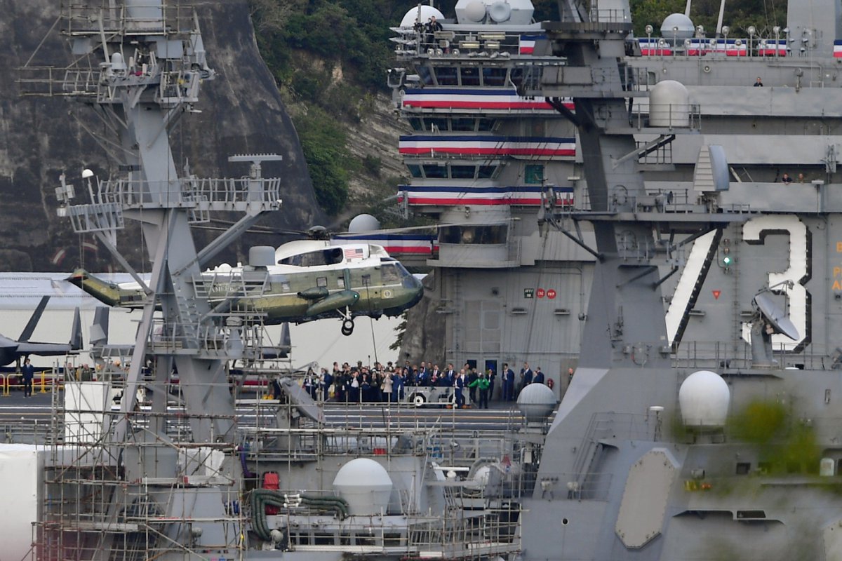 座礁ページ フィリピンの世界遺産環礁で座礁の米掃海艦、船体切断し除去へ(1