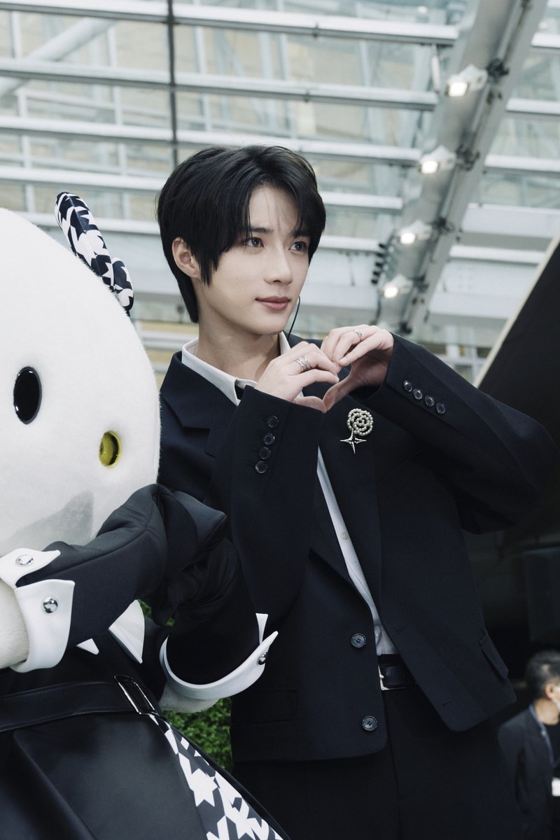 MIKAN_HENSHUBU's tweet photo. \📸「HELLO KITTY’S PICNIC GARDEN」開催/
プレス発表会でエレガントな装い��TXTボムギュさん✨

詳細は蜜柑通信で🍊

#TXT #TOMORROW_X_TOGETHER #범규 https://t.co/RcHPsk7cn2