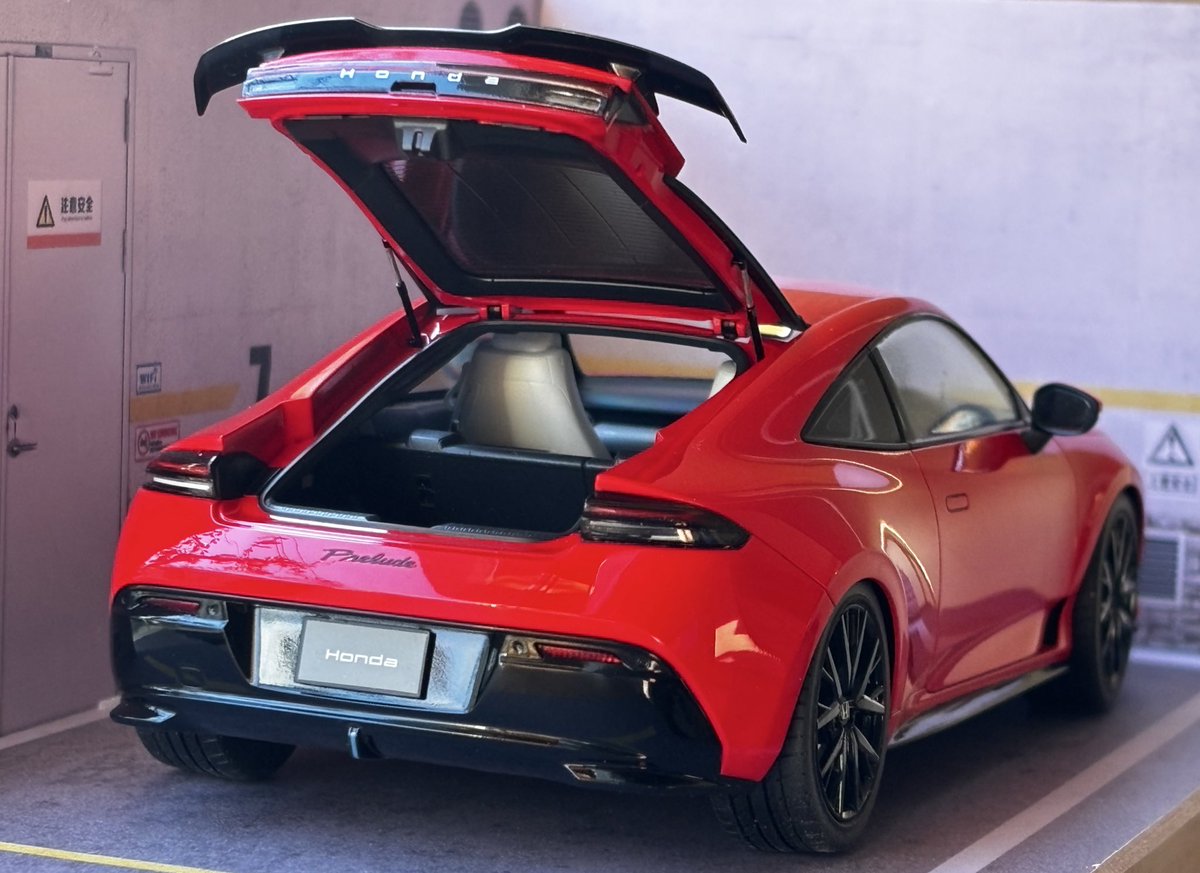 #タミヤBF1プレリュード 完成
タミヤ プレリュード完成😆
実車『フレームレッド』をイメージして製作。実車は『ムーンリットホワイトパール』がイメージ色だけど、鮮やかで艶々の赤と黒のコントラストも模型映えしていいじゃない？実車ぽく見えたら嬉しいなぁ。塗装しやすいパーツ分割も良かった😊