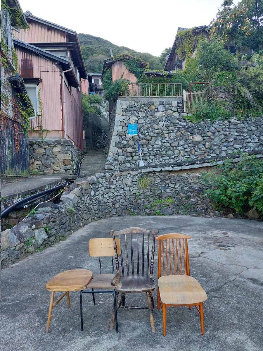setouchi_art_jp's tweet photo. 【#高見島 新作紹介丨 #BankART1929 + PH スタジオ 】#瀬戸内国際芸術祭2025

≪高見島アートトレイル≫ われらをめぐる海／家具φ in 高見島／「高見島アートトレイル」をトレイルする

家具φ in 高見島
今回は「PHスタジオ」が1984年より継続して制作し、BankARTでも椅子プロジェクトとして展開されてきた《家具φ》シリーズを高見島で展開。

使われた家具はすべてがオリジナルであるという考えに基づき、その使われ方や壊れ方をも活かして、高見島や多度津で集めた不要な椅子を用いたベンチ型の作品として展開します。

坂の多い高見島で、作品鑑賞の合間にひと息つき、風景を楽しむ場を提供。制作にはPHスタジオに加え、多度津高校建築学科の生徒も特別参加しました。
ーーーーーーーーーーーーーーーーー
急斜面の細い路地に沿って数多くの作品が展開されている高見島。路地を巡る楽しさも味わえます。

■高見島港からのアクセス
→徒歩約6分

■高見島港へのアクセス
(1)多度津港から
→フェリーで約25分

(2)本島から
→旅客船で約30分

(3)粟島から
→旅客船で約25分

詳しくは、
公式ウェブサイト→アクセス→各島・各エリアへ→高見島をご覧ください。
https://t.co/CEapwrfBx8

■秋会期(残り)の休日
10/30(木)

■写真 1,2枚目
Photo: Shintaro Miyawaki

#瀬戸内国際芸術祭 #瀬戸芸 #芸術祭 #瀬戸内 #アート #現代アート #アート巡り #香川 #直島 #こえび隊 #島巡り #路地 #家具 #ベンチ 
#setouchitriennale #artsetouchi #setouchi #artfestival #contemporaryart
#kagawa #naoshima #artisland #takamishima #islandtrip #islandtravel #ferry