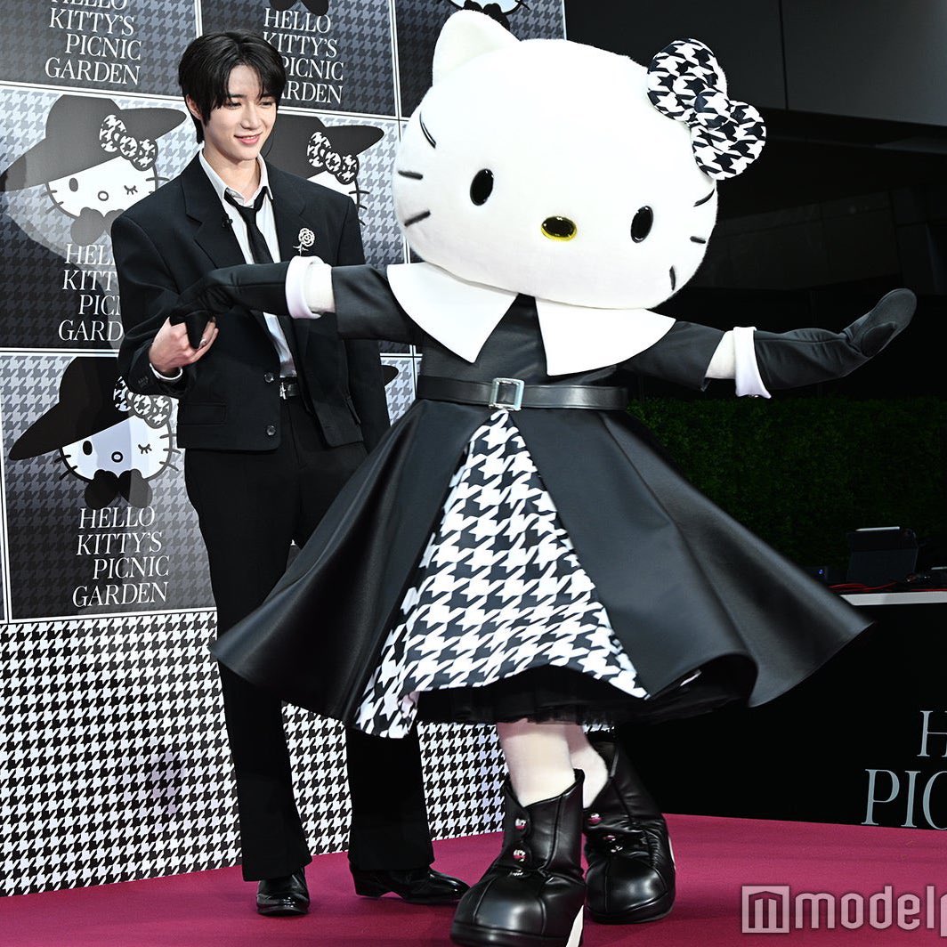 น้องไคพูดถึงบอมกยูที่อีเว้นท์คิตตี้วันนี้

🐧 ไม่ แต่ว่ารูปที่บอมกยูฮยองถ่ายกับเฮลโหลคิตตี้￼
🐧 เท่มาก หล่อ น่ารัก เหมือนหลุดออกมาจากการ์ตูน ดูพึ่งพาได้ สูทดำก็เหมาะมาก เหมือนบอดี้การ์ด เหมือนเจ้าชาย น่ารักมีเสน่ห์ เหมือนไอดอลที่จะหาใครมาเทียบได้ยาก สง่างาม +