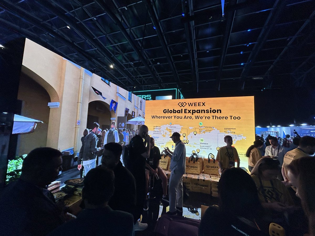 Crypto_0_0's tweet photo. .@WEEX_Official in Dubai 🔥 https://t.co/tkVLDhS8pX