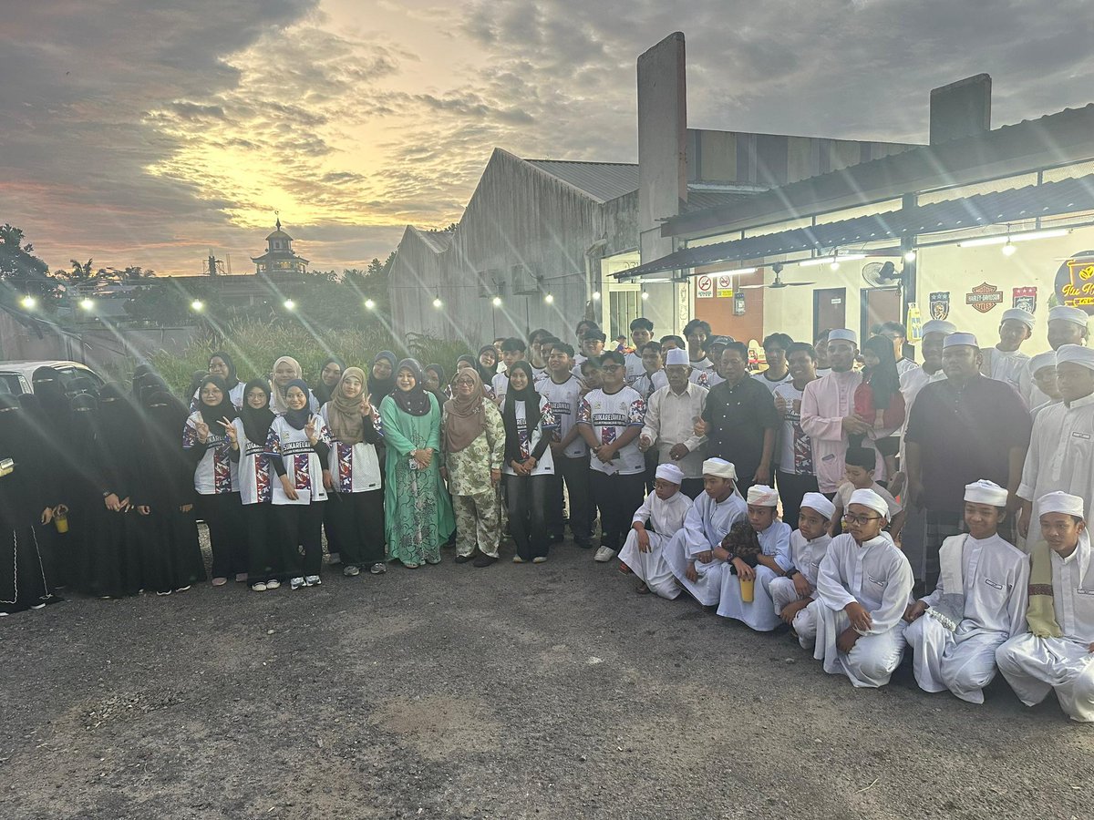 ahmadmaslan's tweet photo. Minum petang di Itu Kopi, 27/10/25 berhampiran sempadan #Benut #Macap / #Pontian & #SpgRenggam
Pasukan:
1) Yayasan Pembangunan Pontian #YPP
2) Madrasah Pendita #Madani
3) Siswa/i 30 org dari #UTEM
4) Pemuda & OMTURPA orang muda turun padang
Isteri saya, Noraini ada bersama. https://t.co/8bfrqdaQXH