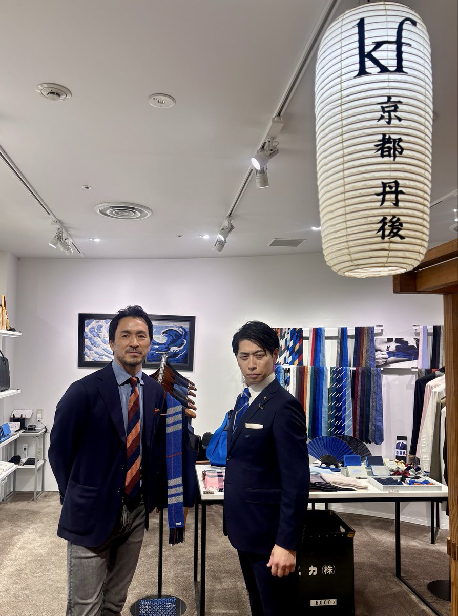 ducks_miya's tweet photo. 小泉進次郎さんがされているネクタイを製造されているkuska fabricさんに
「是非、進次郎さんと同じ物を」とネクタイを前回プレゼントしていただきました！

今回は代表とも直接お会い出来、ネクタイを新調させてもらいました。

一生使わせてもらいます@KUSKA94

#小泉進次郎 https://t.co/h1k4ed0Ti6