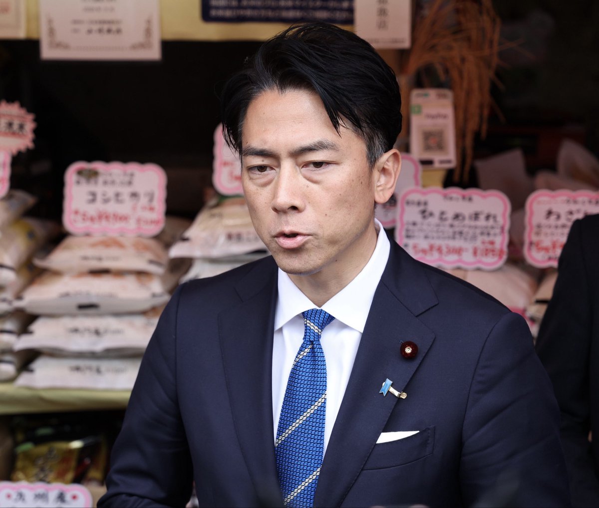 ducks_miya's tweet photo. 小泉進次郎さんがされているネクタイを製造されているkuska fabricさんに
「是非、進次郎さんと同じ物を」とネクタイを前回プレゼントしていただきました！

今回は代表とも直接お会い出来、ネクタイを新調させてもらいました。

一生使わせてもらいます@KUSKA94

#小泉進次郎 https://t.co/h1k4ed0Ti6