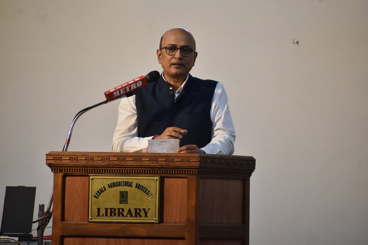 IFFCO_KL's tweet photo. On the Occasion of One day Seminar at KAU, Dr. Tarunendu Singh, Agriculture Services Head, IFFCO @TarunenduSingh taken a fruitful session on IFFCO and Importance of Nano fertilisers in Current Agriculture. This had enlightened the people who had joined in the programme. @IFFCO_PR https://t.co/CvraMniYkS