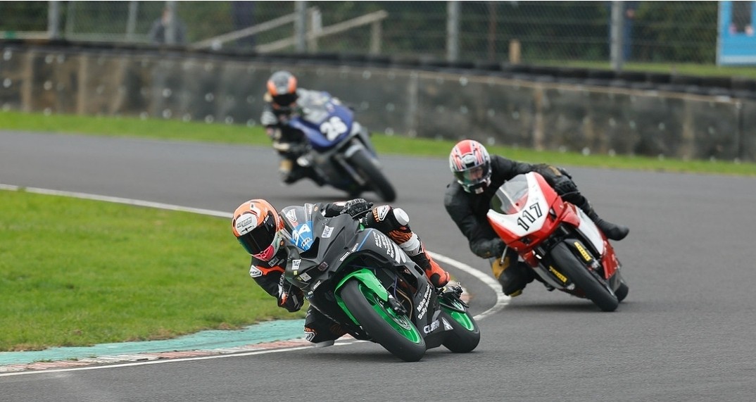 LissyRacing34's tweet photo. Loving this new bike 😍 gutted the season is over 😭
The sooner winter testing comes the better 🥶🤣
#Kawasaki #ZX4RR @NGRoadRacing
#JetzTechnicalservices
#BaxtoRacing
#SallyB #MikeW @jimbo_clarke
#KeithM #ChrisWalkerKawasaki
#TandERacing
#Club34 https://t.co/lpOOj4HghJ