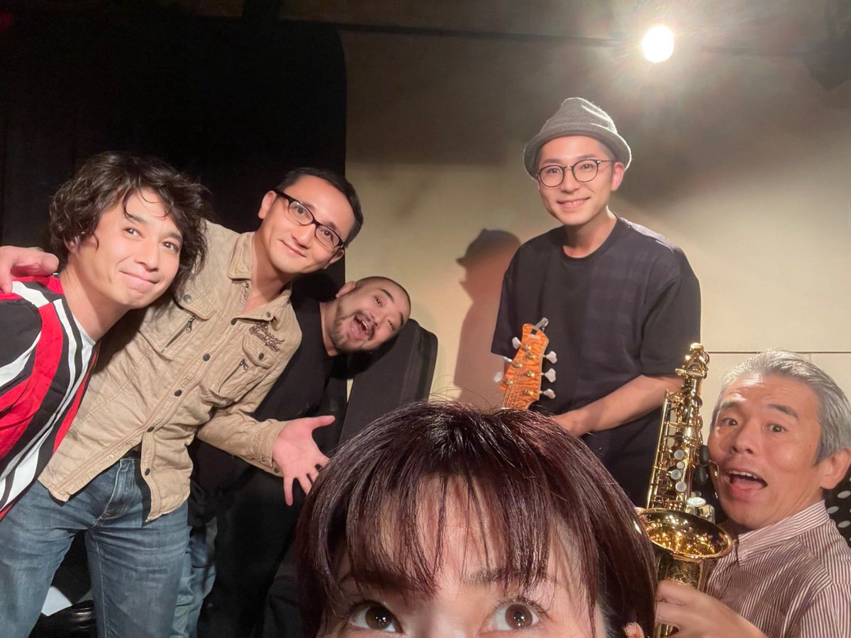 esmralda001's tweet photo. 本日、11月4日（火）19時〜の『あンあンアイドル』のリハでした！

すでに予定枚数完売していますが、若干枚数追加となりました。

岡本舞子さんをお迎えしての、スペシャルな夜になります。
みなさまぜひに！

🎫https://t.co/MgnVieyHud

当日券については公演当日15時以降にPetitMOAまで電話でお問い合わせ下さい。