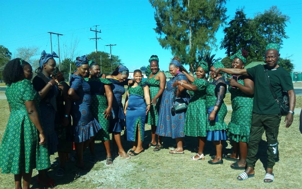 dailysunsa's tweet image. #ICYMI  Inyanga James Mthembu spent R38k spoiling his 15 wives, taking them shopping for groceries &amp;amp; braai meat. That same night, unknown gunmen shot &amp;amp; killed him during a family braai  
Click here to read more 👇snl24.com/dailysun/news/… 
#TraditionalHealer #Inyanga