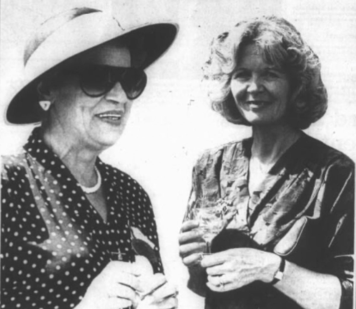 Happy Tuesday everyone! ❤️ here is Carmen pictured in 1989 looking  incredibly stylish with Angela Thorne at a charity event ✨ #carmensilvera  #angelathorne #alloallo #britishtv #britishcomedy #compact #crossroads  #drwho #dadsarmy, image size:1199x1040