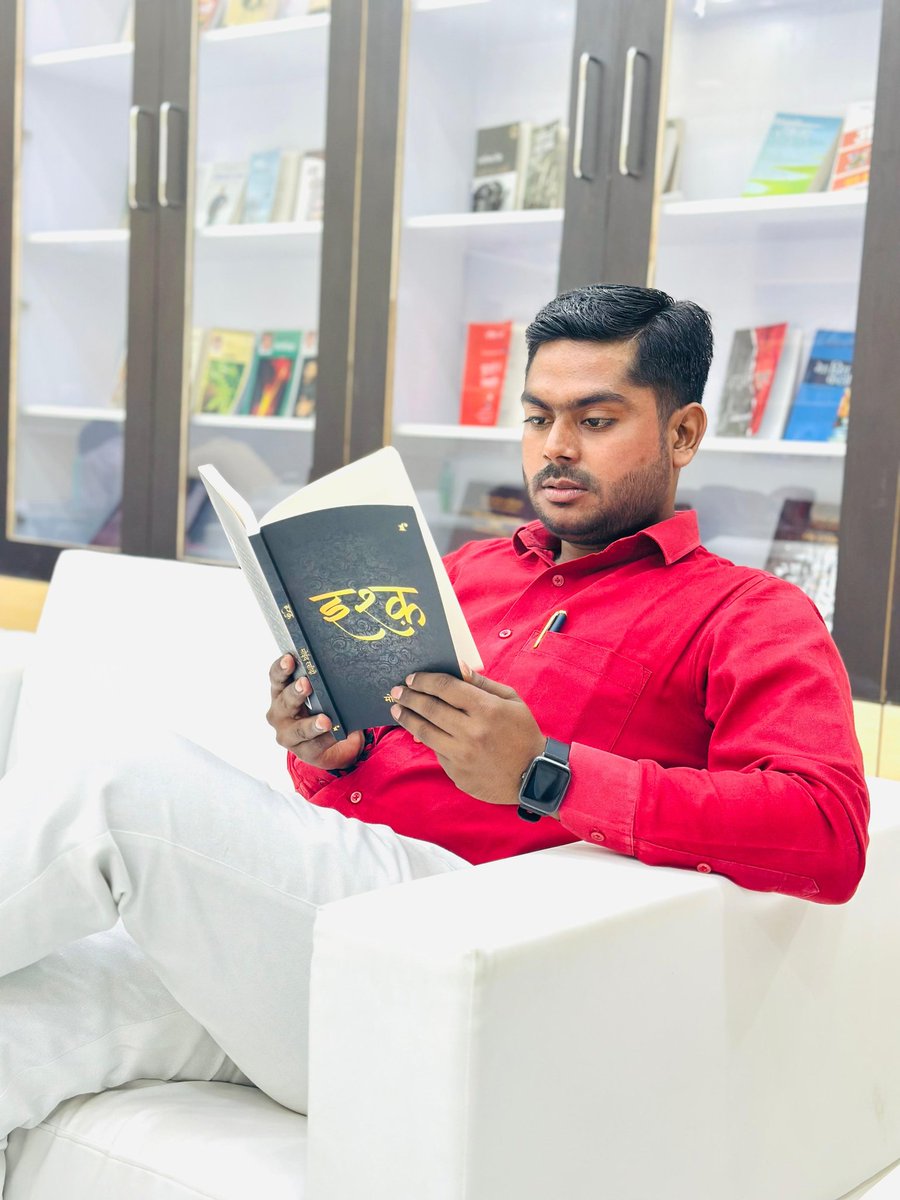 PrashoonKumar2's tweet image. छुपी हैं अनगिनत चिंगारियाँ लफ़्ज़ों के दामन में
ज़रा पढ़ना इश्क की ये किताब आहिस्ता आहिस्ता..!!
#इश्क #अज्ञात