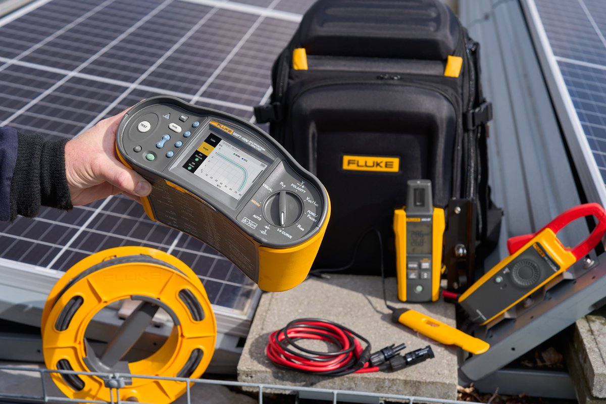 enerjidonusumu's tweet photo. Fluke SMFT-1000 PRO Kit: Güneş Enerjisi Testlerinde Yeni Standart! 

Netes Mühendislik, güneş enerjisi profesyonellerine yönelik Fluke SMFT-1000 PRO Çok İşlevli PV Test Cihazı ile sahada test süreçlerini kolaylaştırıyor.

IEC 62446-1 standartlarına uygun bu cihaz, kurulum, devreye alma ve bakım testlerini tek platformda birleştiriyor.
TruTest™ Yazılımı ile veriler analiz edilip raporlanabiliyor, kablosuz ışınım ölçer sayesinde I-V eğrisi testlerinde yüksek doğruluk elde ediliyor.

Zengin donanımı ve güçlü yazılım desteğiyle Fluke SMFT-1000 PRO, güneş enerjisi testlerinde hız, güvenilirlik ve verimlilikte yeni bir seviye sunuyor.

Ürün Detayları: https://t.co/nxzf6Q4jS2 

İçerik Detayları:  https://t.co/ZZTXGEde8Y