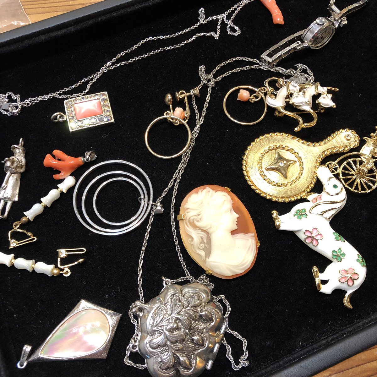 kaukau_okamachi's tweet photo. アクセサリーをたくさんお持ち込みいただきました！🌟

かうかうではめっきやイミテーションアクセサリーもお買い取りしております🙆‍♀️

素材がわからないものでも丁寧にひとつひとつ査定いたしますので
お気軽にご相談くださいませ！

#アクセサリー買取
#豊中　#岡町　#買取店 https://t.co/kvaeyKtNqg