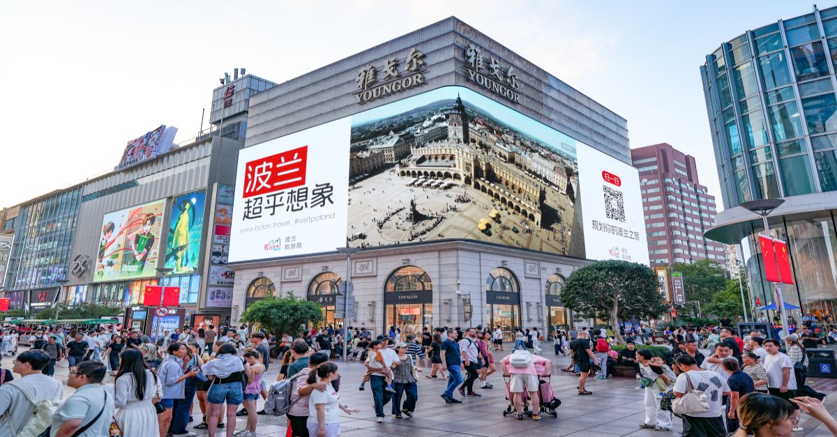 AntoniRadziwill's tweet photo. Promocja Polskiej turystyki w #Shanghai #Chiny #波兰 https://t.co/P9fdO8NymO