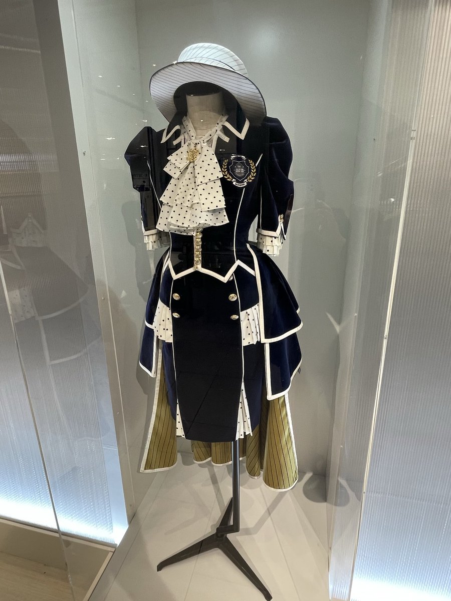 code_finalis's tweet image. AKBの衣装展やってました