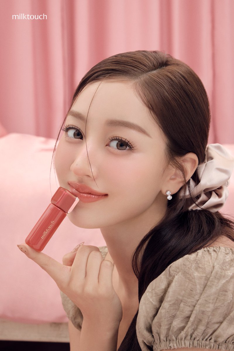 milktouch_kor's tweet image. 입술 위로 부드럽게 녹아내린 쇼콜라 무드!
𝗙𝗪 𝗡𝗘𝗪 #젤리핏틴트 ♥*♡∞:｡

여러 번 덧발라도 입술에 가볍게 올라가는
젤리핏 수분 글로우를 만나 보세요（´•̥  ̫ •̥`⑅)つ♥