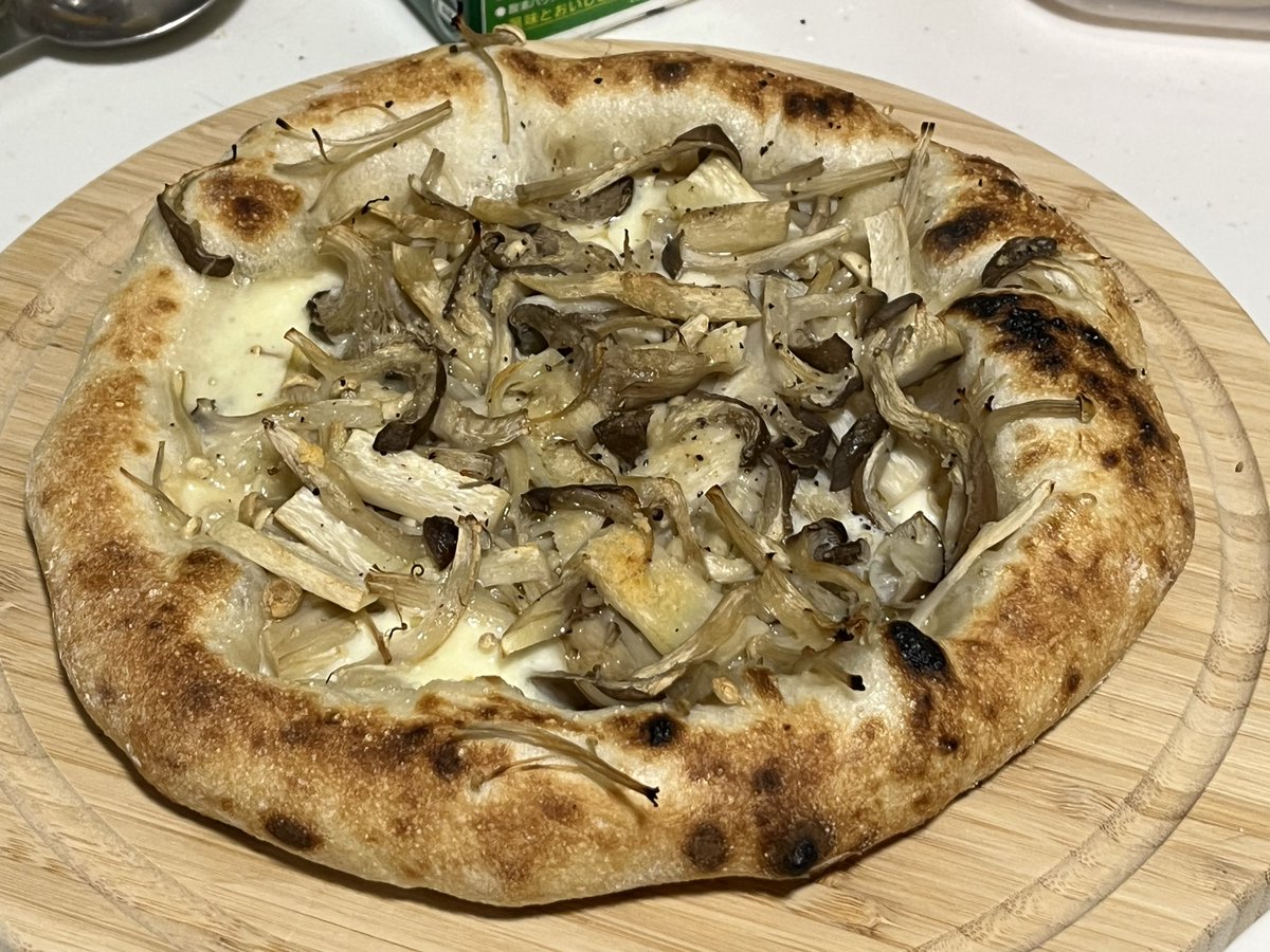 キノコピザうめー
少しずつ生地作りよくなってきてる
耳までうまいの最高かよー