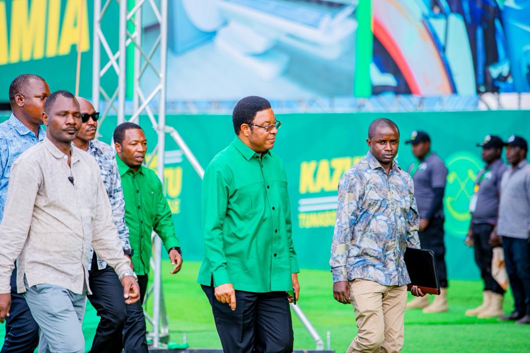 uvccm_tz's tweet photo. Mjumbe wa Kamati Kuu ya Chama Cha Mapinduzi (CCM) na Waziri Mkuu wa Jamhuri ya Muungano wa Tanzania , Ndugu. Kassimu Majaliwa, alipowasili na kupokelewa na maelfu ya wananchi wa Mwanza, uwanja wa CCM Kirumba, leo Oktoba 28, 2025.

#SamiaDay
#TukutaneKituoni
#TokaNitokeTukatiki https://t.co/uiC9d2SDUM