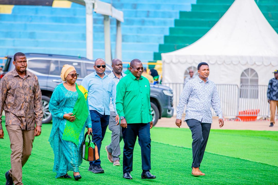 uvccm_tz's tweet photo. Mjumbe wa Kamati Kuu ya Chama Cha Mapinduzi (CCM) na Makamu wa Rais wa Jamhuri ya Muungano wa Tanzania , Ndugu. Philip Isdor Mpango, alipowasili na kupokelewa na maelfu ya wananchi katika uwanja wa CCM Kirumba, leo Oktoba 28, 2025.

#SamiaDay
#TukutaneKituoni
#TokaNitokeTukatiki https://t.co/iP5GCNRJrv