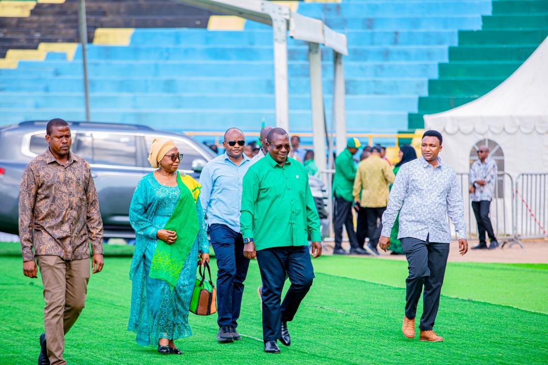 uvccm_tz's tweet photo. Mjumbe wa Kamati Kuu ya Chama Cha Mapinduzi (CCM) na Makamu wa Rais wa Jamhuri ya Muungano wa Tanzania , Ndugu. Philip Isdor Mpango, alipowasili na kupokelewa na maelfu ya wananchi katika uwanja wa CCM Kirumba, leo Oktoba 28, 2025.

#SamiaDay
#TukutaneKituoni
#TokaNitokeTukatiki https://t.co/iP5GCNRJrv