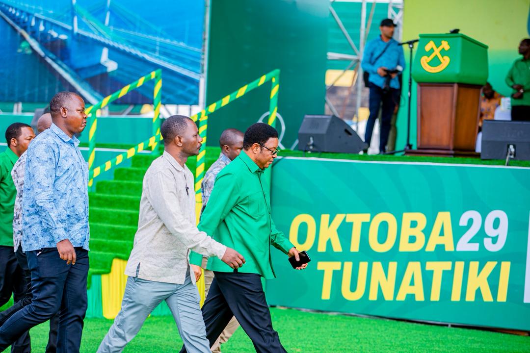 uvccm_tz's tweet photo. Mjumbe wa Kamati Kuu ya Chama Cha Mapinduzi (CCM) na Waziri Mkuu wa Jamhuri ya Muungano wa Tanzania , Ndugu. Kassimu Majaliwa, alipowasili na kupokelewa na maelfu ya wananchi wa Mwanza, uwanja wa CCM Kirumba, leo Oktoba 28, 2025.

#SamiaDay
#TukutaneKituoni
#TokaNitokeTukatiki https://t.co/uiC9d2SDUM