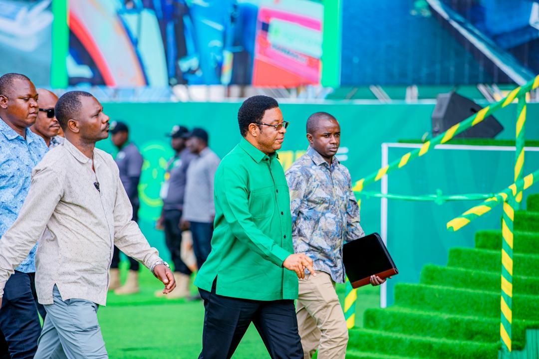 uvccm_tz's tweet photo. Mjumbe wa Kamati Kuu ya Chama Cha Mapinduzi (CCM) na Waziri Mkuu wa Jamhuri ya Muungano wa Tanzania , Ndugu. Kassimu Majaliwa, alipowasili na kupokelewa na maelfu ya wananchi wa Mwanza, uwanja wa CCM Kirumba, leo Oktoba 28, 2025.

#SamiaDay
#TukutaneKituoni
#TokaNitokeTukatiki https://t.co/uiC9d2SDUM