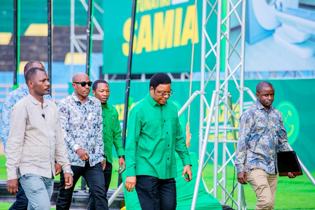 uvccm_tz's tweet photo. Mjumbe wa Kamati Kuu ya Chama Cha Mapinduzi (CCM) na Waziri Mkuu wa Jamhuri ya Muungano wa Tanzania , Ndugu. Kassimu Majaliwa, alipowasili na kupokelewa na maelfu ya wananchi wa Mwanza, uwanja wa CCM Kirumba, leo Oktoba 28, 2025.

#SamiaDay
#TukutaneKituoni
#TokaNitokeTukatiki https://t.co/uiC9d2SDUM