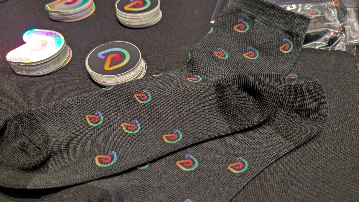 juritanaka's tweet photo. 海外カンファレンスのノベルティで靴下人気 (?) らしい🧦 #FOUNDConf2025 https://t.co/1PsAZoX7tq