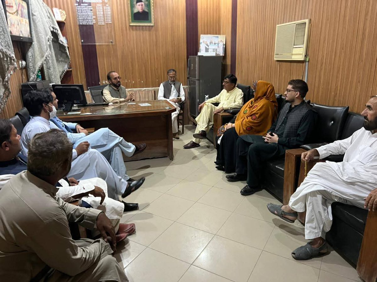 بنوں  پاکستان پیپلز پارٹی کی خاتون ایم پی اے فرزانہ شیرین کی بنوں پریس کلب آمد ، پاکستان پیپلز پارٹی کی خاتون رکنِ صوبائی اسمبلی فرزانہ شیرین نے بنوں پریس کلب کا دورہ کیا
، جہاں اُن کا صدر پریس کلب کے صدر پیر نیاز علی شاہ اور صحافی برادری نے پرتپاک استقبال کیا۔ اس موقع پر پیپلز