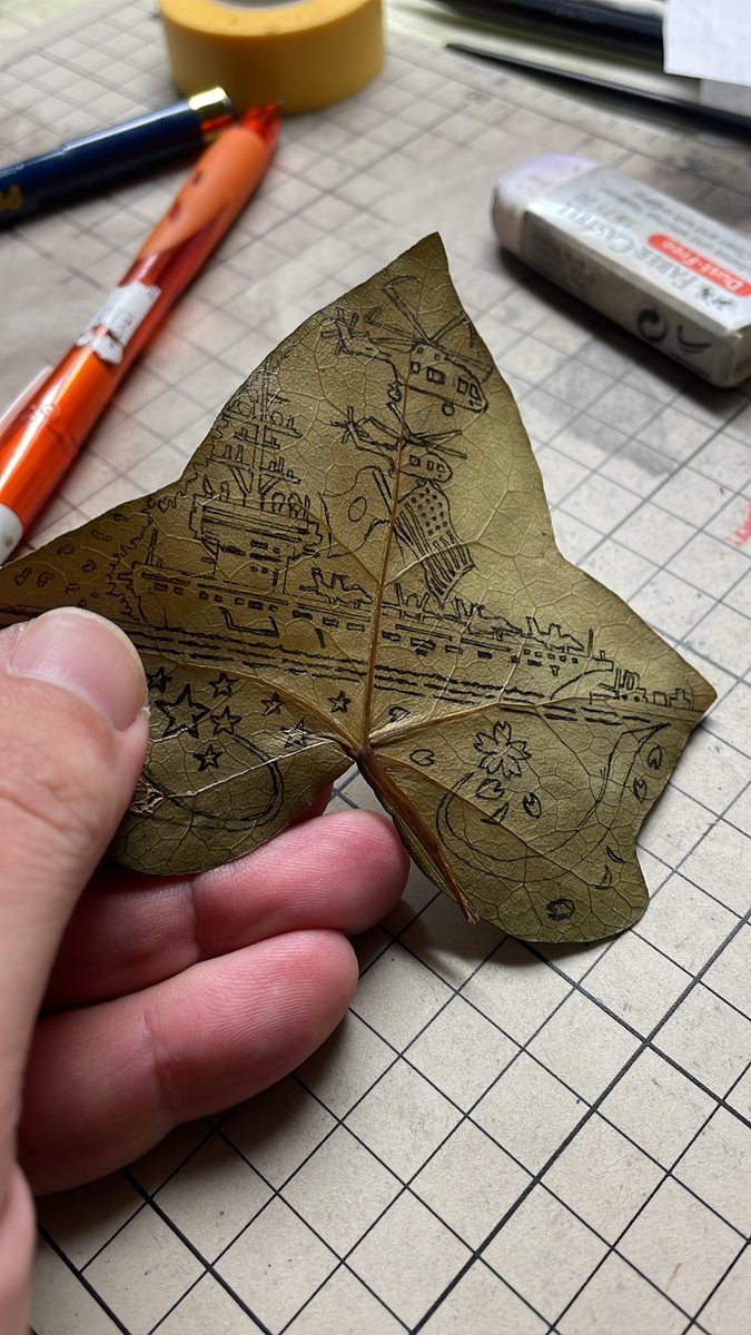 🇯🇵🇺🇸横須賀が歴史的瞬間の現場になった‼️っと言う作品を制作中🍃☘️

日米の葉っぱだ！完成し次第アップします✊👊🇺🇸🇯🇵🎉🎉

#横須賀　#トランプ大統領　#マリーンワン