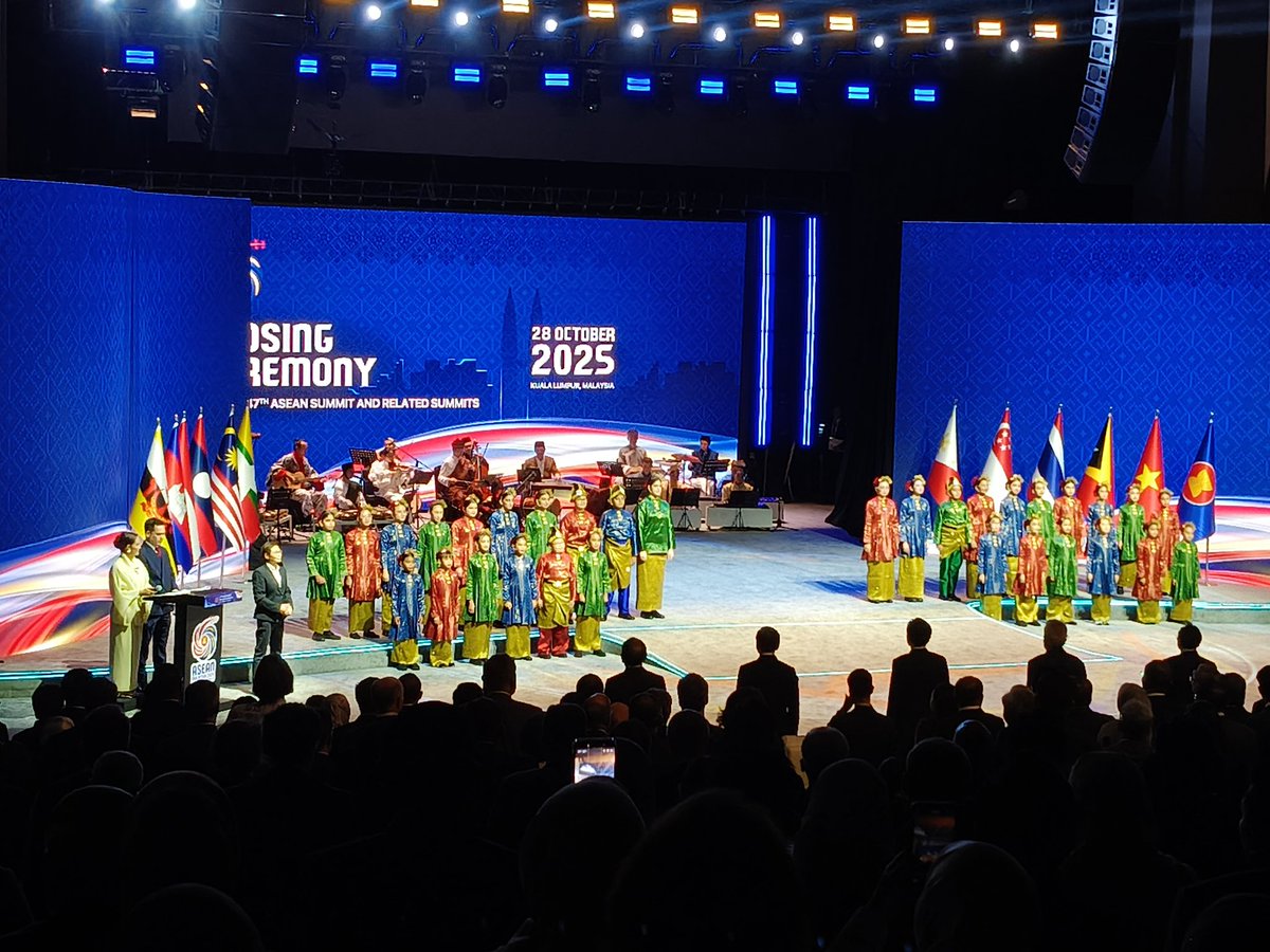 choczoned's tweet photo. HAPPENING NOW: The closing ceremony of the 47th ASEAN Summit here in Kuala Lumpur, Malaysia.

Malaysia will turnover the ASEAN chairmanship to the Philippines for next year's summit. 📸 Charles Dantes 

@mnlstandardph https://t.co/aFjPtMqes2