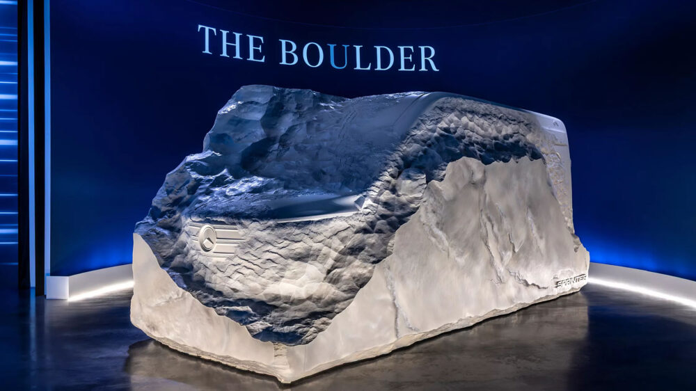 autobondtr's tweet photo. Mercedes-Benz Geleceğin Sprinter’ini Sanatla Tanıttı!

@MercedesBenz , “THE BOuLDER” adlı etkileyici heykelle yeni nesil Sprinter modelinin tasarım ipuçlarını paylaştı. Tamamen elektrikli VAN.EA platformu üzerine geliştirilecek yeni Sprinter, 2026’da üretime girecek. Heykel, markanın dayanıklılık ve yenilik vizyonunu sanatsal bir dille yansıtıyor.

#MercedesBenz #Sprinter #ElektrikliAraç #VANEA #AutoBond