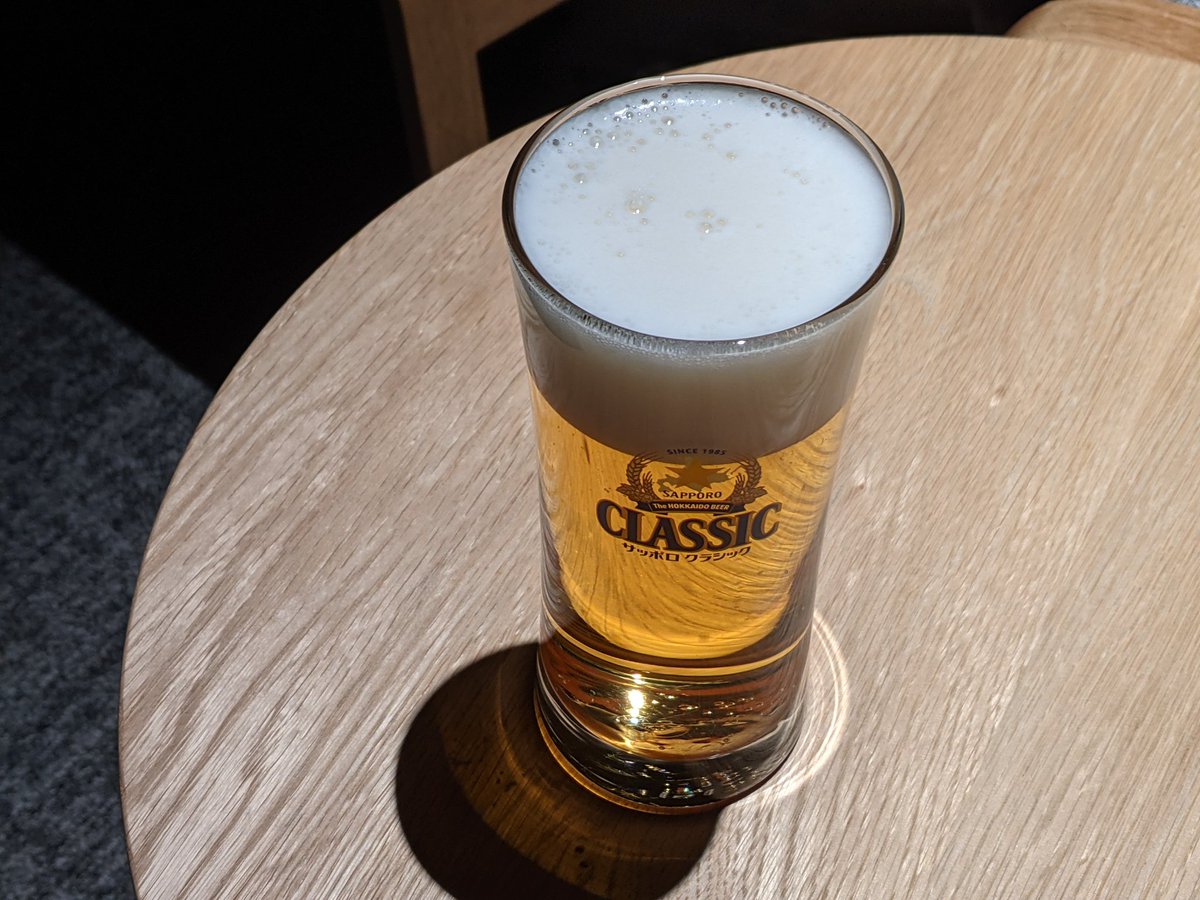 新婚旅行2日目
ホテルラウンジビール