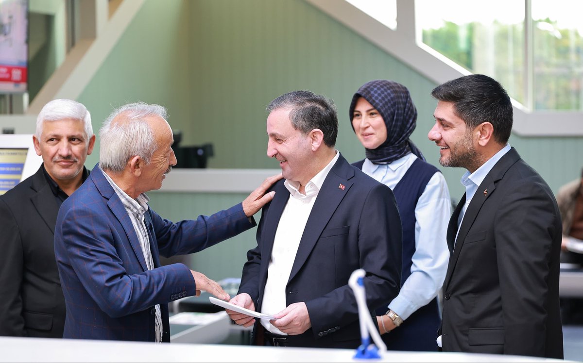 Bugün, hizmet almak için belediyemize gelen kıymetli komşularımızla selamlaştık, güzel sohbetler ettik.

İçimizi ısıtan samimiyetleri ve güler yüzleri için yürekten teşekkür ediyorum.