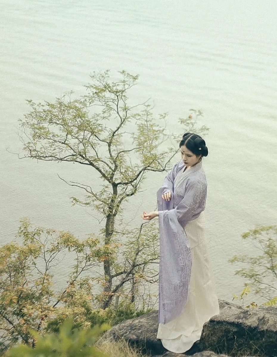 #Hanfu by the #Hudson! Two girls in Wei-Jin &amp; Eastern Han styles: goose-yellow top with willow-green trapezoidal-panel skirt, purple swallow-tailed gown over pale Zhiju robe. Flowing #robes, intricate details, #ancient elegance. (Via.Haidilaobie）