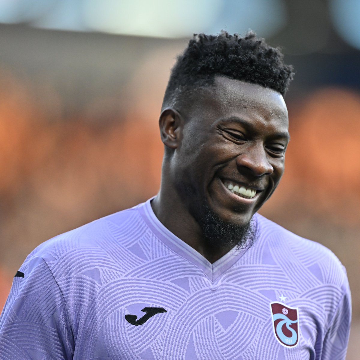 Trabzonspor kalecisi Onana: "Hayat hava gibidir; bazen güneşli, bazen yağmurlu.

Yağmur yağıyorsa adapte ol. Güneş açıyorsa tadını çıkar. 

Ama güneş açınca kendini en iyi sanma, yağmur gelince de en kötü sanma."