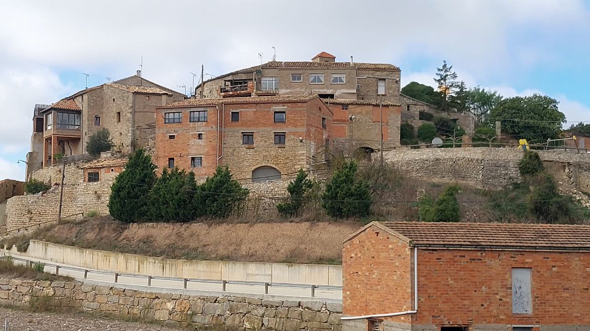 Pos no honra al nom, pero esta casa est Cal Bonich de Mirambell, payralía de Joseph Marçet, ab qui férem grans prohessas los reyalistas contra'ls lliberalots de Riego. 
Calaf y los llochs de l’Alta Segarra y del Bages o poden dir bé, que n’hi fórem testimons!
