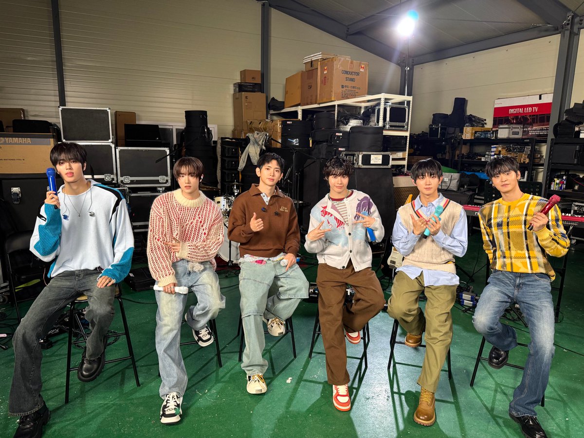 TPST__official's tweet image. [📸TEMPIC]

25.10.28 #HYPEJUSIL

전등 스위치가 왜 필요함? 템페스트 라이브 들으면
내가 손 안 대도 불이 켜지고🕯️
세상이 밝아지는 경험을 할 수 있음 ✨ 

침대에 누워서 불 켜기 귀찮은 사람들은
TEMPEST(템페스트) - In The Dark(어둠 속에서) 
들어보세요🎧

#TEMPEST #템페스트
#한빈 #형섭…