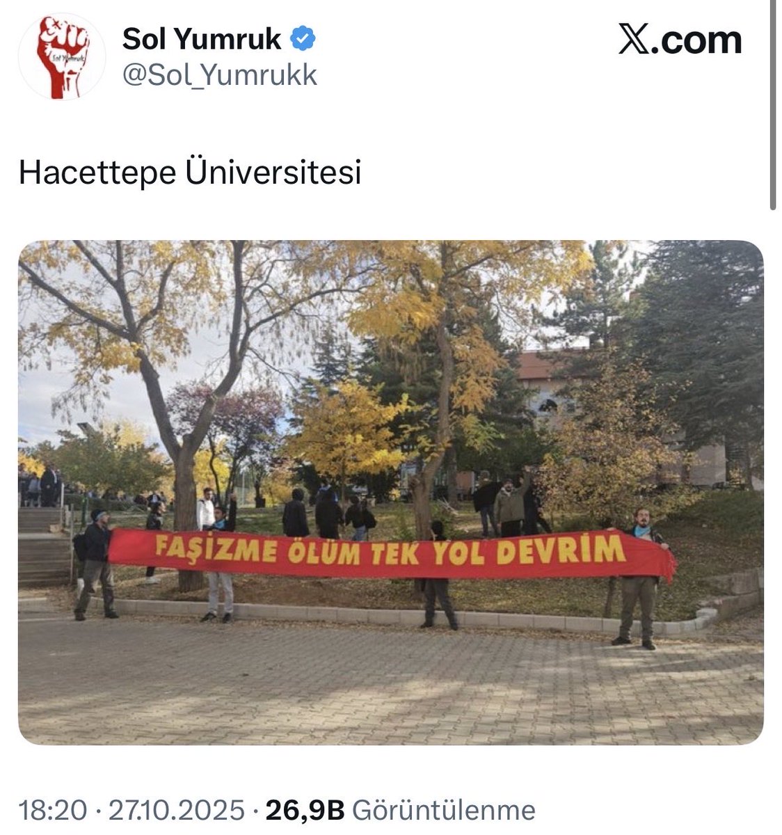 5- Sonrası malumunuz; Türk bayrağının asılı olduğu cam çerçeveyi indirenler “Sözde Faşist kovar” bir edayla şov yapmaya kalkıyor. Ülkücüler bayrağa gölge düşürmeyecek şekilde gerekeni yapmış ve sol grupları Türk doktorlarına ve emniyetine emanet etmiştir. Ağlamak yok! ⬇️