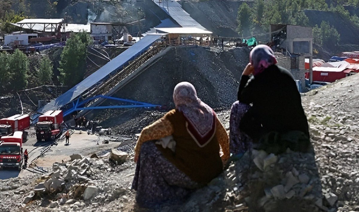 28 Ekim 2014 tarihinde Ermenek'te denetimsiz, önlemsiz ilerleme yapılan maden ocağında su basması sonucu iş cinayetinde öldürülen 18 madencimizi saygıyla anıyoruz.

11 yıl oldu. 11 yıldır öldürülen 18 madencinin ölüm tazminatları ailelere ödenmedi. Madenci eşlerinin, çocuklarının