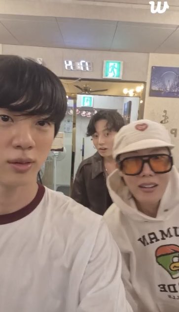 No offense to my man and his marathon lives, but I really do love the ones where they pop on for a few minutes just to check in then dip out.