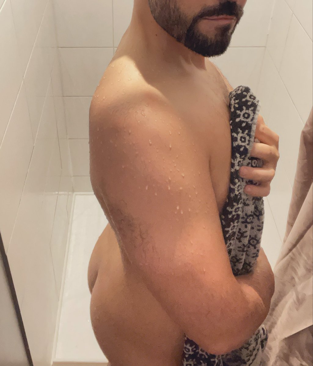 mr_jof's tweet photo. Petit cul dans les douches de la salle de sport!!! 🍑 https://t.co/TC3qDW9bxW