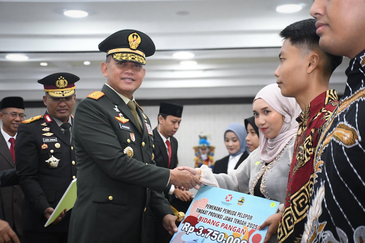 KodamIV's tweet photo. Pangdam IV/Diponegoro Hadiri Upacara Hari Sumpah Pemuda di Gedung Gradhika Bhakti Praja
#puspen
#tniad https://t.co/czoLHz7AlO