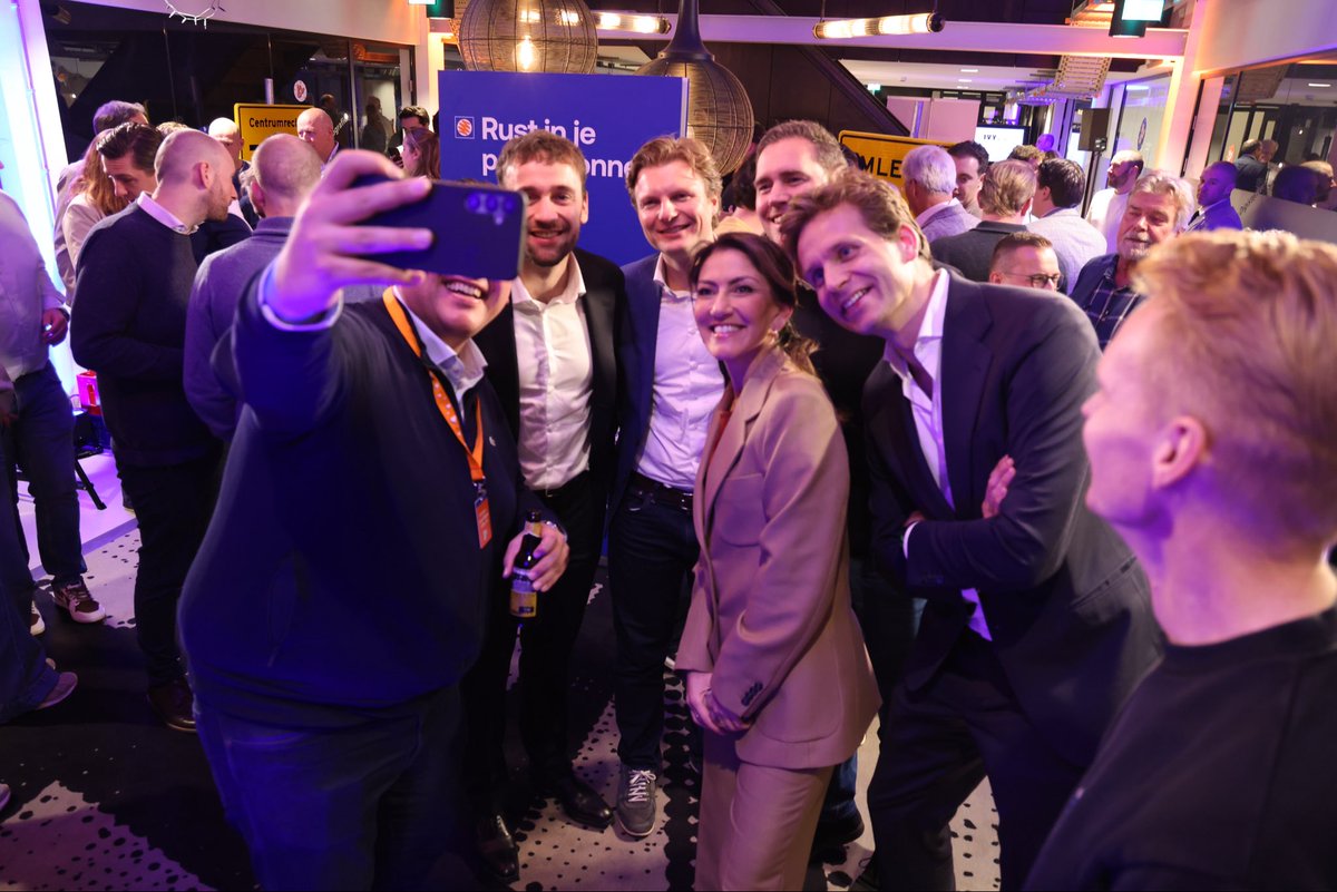 DilanYesilgoz's tweet image. Nederland heeft een centrumrechts kabinet nodig. 

Team VVD staat met ervaren mensen en doordachte plannen klaar om van zo’n kabinet een succes te maken voor Nederland. 🚀