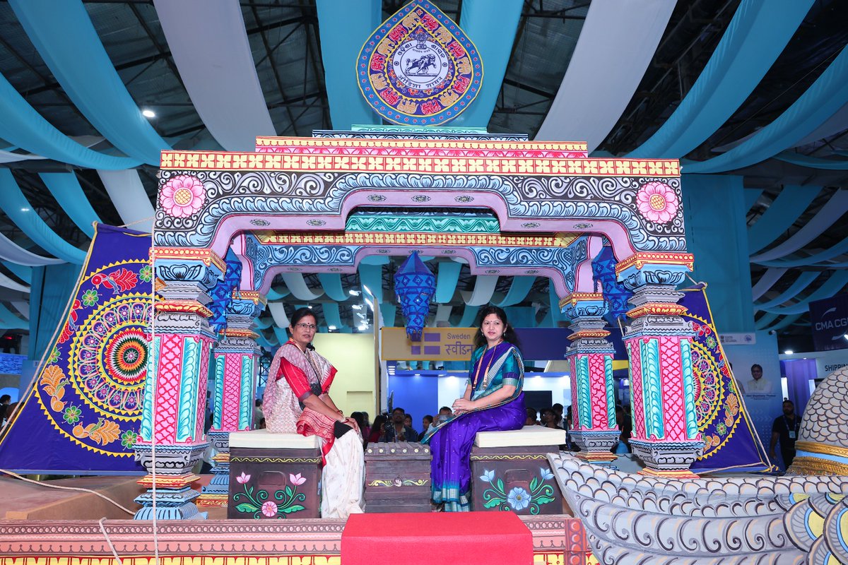 PravatiPOdisha's tweet image. Visited the Odisha Pavilion at #IndiaMaritimeWeek2025 and witnessed a vibrant showcase of the State’s rich maritime history and cultural heritage.

From the magnificent artistic recreation of the legendary Bali Yatra boat to the symbolic display of Konark’s architectural…