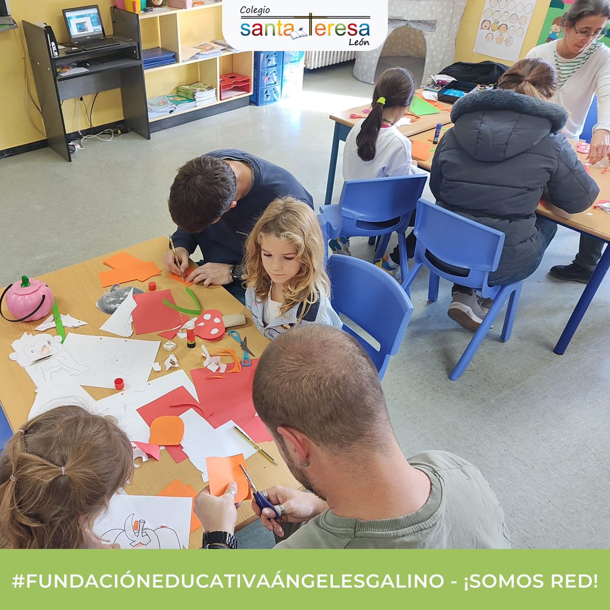 El primer ciclo de Educación Primaria disfrutó del primer “Aprendemos en familia” del curso. Las familias acudieron al colegio para ayudar a sus hijos e hijas a convertir las aulas y el pasillo en un maravilloso paisaje otoñal. ¡Gracias, familias! 🎃 🍄 🍁 #CSTLeón #FEAG