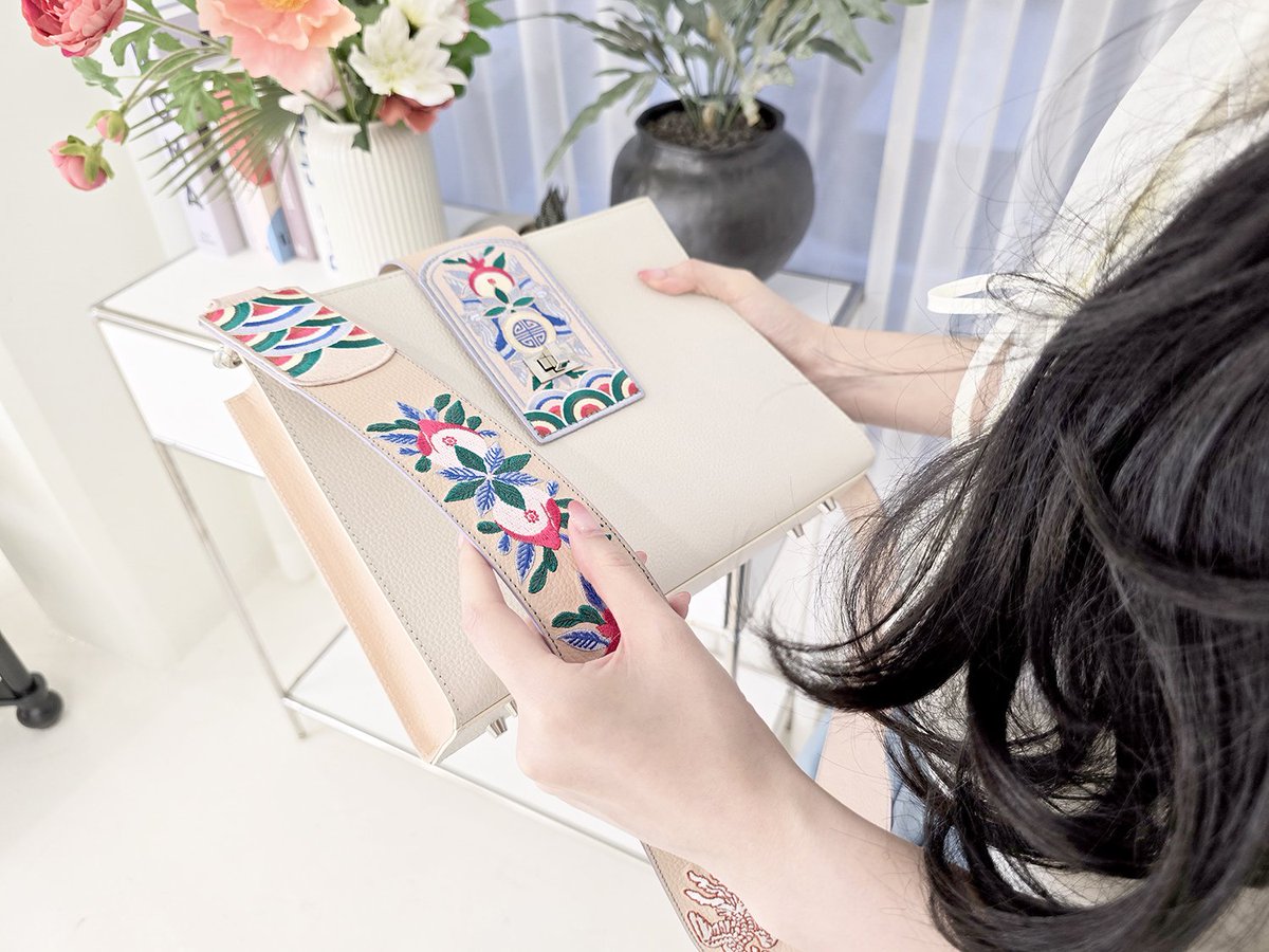 레일브(@leirbs2s)님과 함께한
🩷봉황인문보27🩷
텀블벅에서 공개예정 오픈되었습니다!
알림친성시 1,000원 할인 응원권도
받을 수 있어요! 🥰
많은 관심 부탁드립니다!🤍🩷❤️
tum.bg/sK6NQV