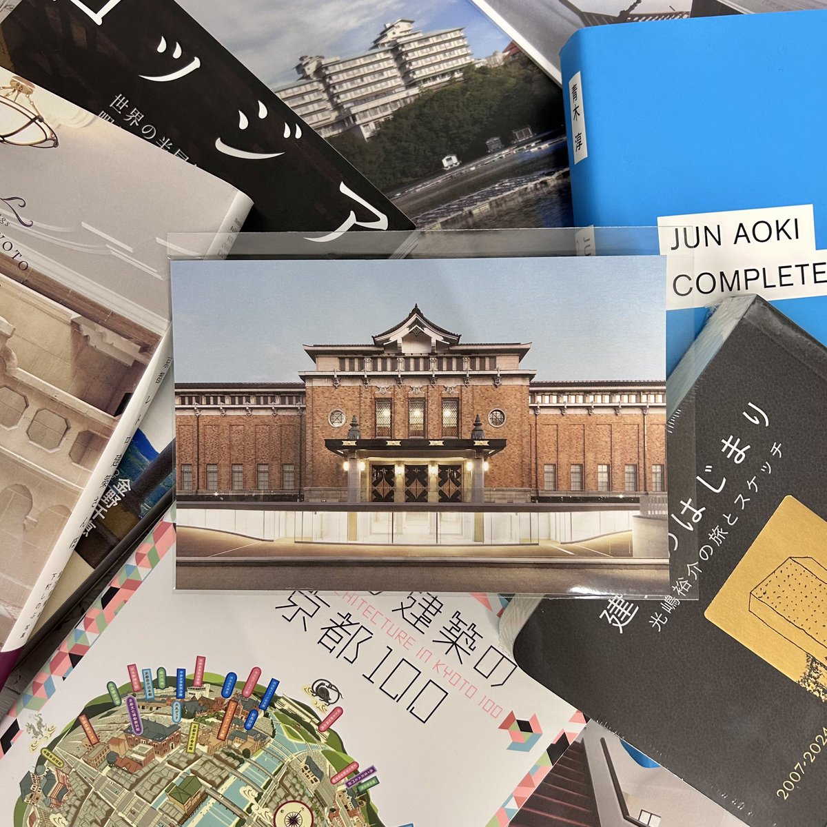 art_rectangle's tweet image. 🏛️【京都モダン建築祭　11/1(土)開幕！】 🏁 当店では引き続きパスポートを取り扱い中💁🏻‍♀️（※10/28(火)以降､通常価格での販売）また当館館長・青木淳の著書など､建築祭をより深く楽しめる書籍を展開📚マグネットやポストカードはお土産に💠秋の京都で建築と美術にふれてみては🍁ぜひご覧ください⚜️