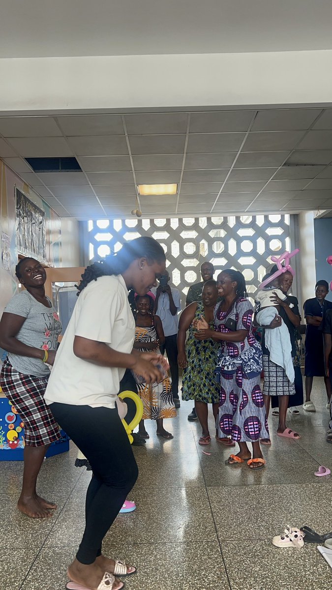 A round of applause for the ever present parents at Mulago  Hospital 👏🏾
The parents show up with love, strength and the willingness to support their children. While they dance and sing, they bring life and joy to the whole pediatric ward.
#youngeyefoundation #pediatric #cancer