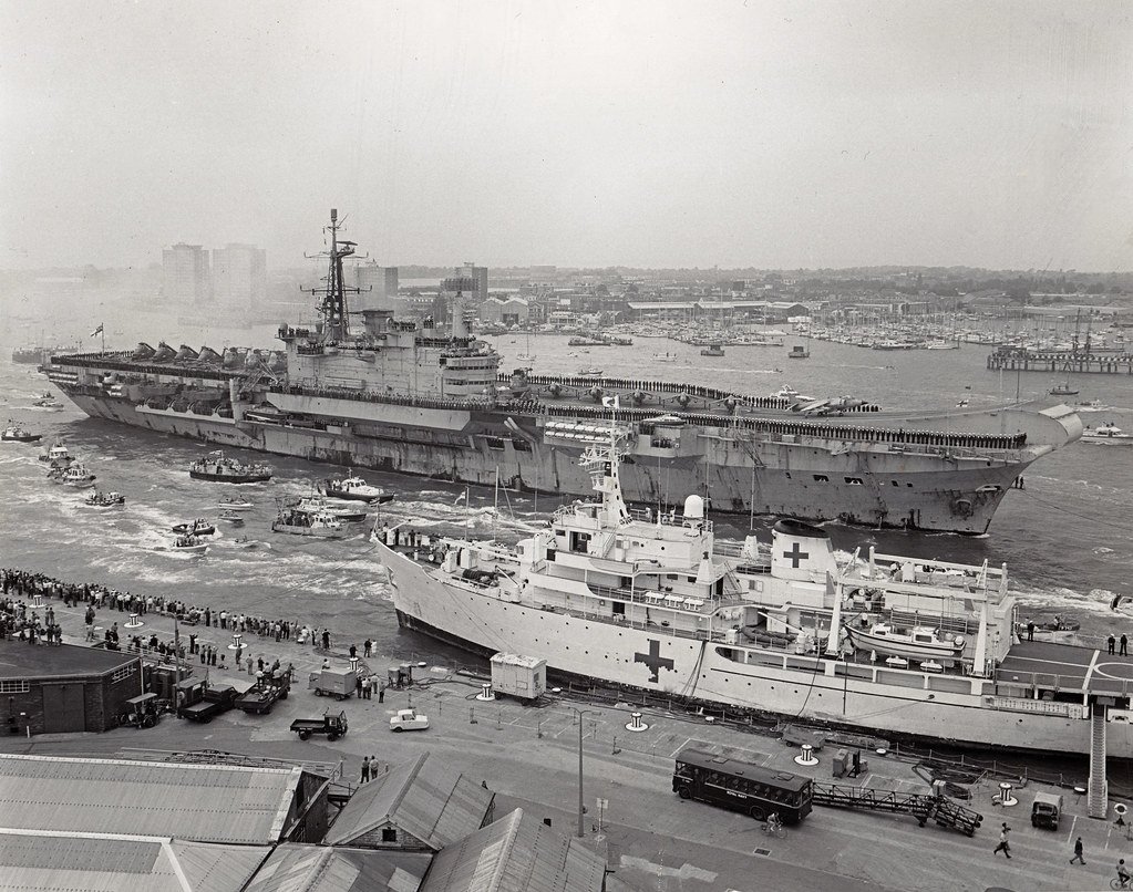 Royal Navy Centaur Class Aircraft Carrier HMS Hermes (R12) returns to Portsmouth after the Falklands War 21/07/1982 ⚓️